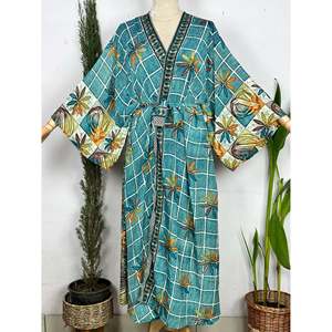 Cárdigan Boho de Seda Reciclada, Bata Corta, Ropa de Descanso, Cubrebañador Tropical para la Playa - Product Image 1