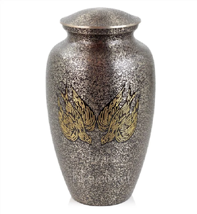 Urna de plata pulida para cenizas con un intrincado patrón de vid grabado. Disponible a precio mayorista. - Product Image 5