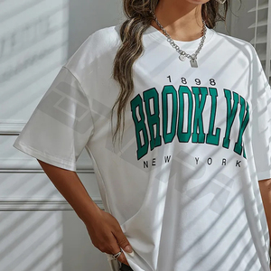 Camiseta minimalista de tipografía: haga una declaración audaz con una elegancia discreta en nuestra tipografía-Camiseta destacada - Product Image 3