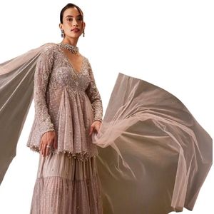 Lilac Banarasi Silk Kurta Sharara Set con bordado Zari y Dupatta para fiesta festiva Recepción nupcial Ropa étnica - Product Image 1