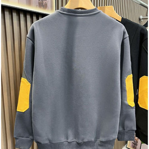 เสื้อสเวตเชิ้ตผู้ชายแฟชั่นฤดูใบไม้ร่วง-ฤดูหนาวแบบใหม่ ดีไซน์เก๋ไก๋ ตกแต่งด้วยผ้าขนปุย คอเสื้อหลวม ใส่ได้หลากหลาย สไตล์ลำลอง หล่อเท่ ผลิตจากผ้าฝ้าย 100% - Product Image 4