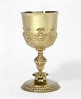 Calice en laiton à motif en relief avec finition dorée, parfait pour les occasions religieuses et les célébrations catholiques