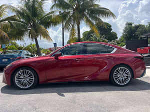 IS 300 d'occasion 2023, faible kilométrage, transmission automatique, sièges en cuir, tout en parfait état, prêt à être expédié. - Product Image 4