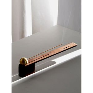 Quemador de incienso de madera clásico Heritage con tallado adornado tradicional para el altar del hogar, espacio del templo, sala de yoga - Product Image 1