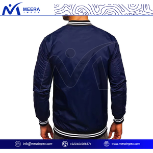 Chaqueta bomber ligera para hombre con capucha extraíble y bolsillos con cremallera, ropa de abrigo resistente al agua para ropa informal para todas las estaciones - Product Image 4