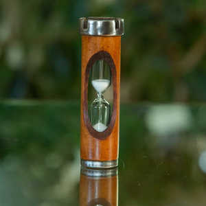 Sablier en bois rotatif de style vintage, design Art Déco artisanal, décoration écologique pour la maison et le bureau - Product Image 1