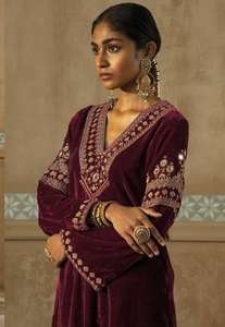 ชุดกำมะหยี่วิสโคสแบบไม่เย็บติดกันของปากีสถาน พร้อมงานปักลาย ประกอบด้วยกางเกงผ้าแจ็คการ์ดและผ้าคลุมไหล่ - Product Image 2