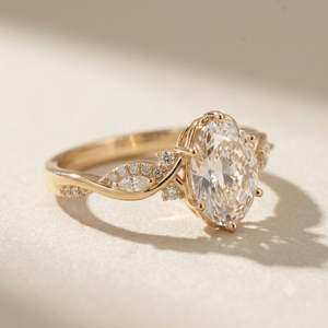 แหวนหมั้นทรงคลาสสิกประดับเพชรทรงรีสีเหลืองทอง 18K ไดมอนด์เพาะเลี้ยงจากธรรมชาติ รับรองโดย IGI สำหรับเธอ - Product Image 3