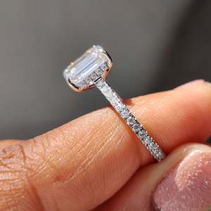 Bague de fiançailles en diamant taille émeraude avec sertissage pavé, certifiée IGI, clarté VS, couleur E - Product Image 5