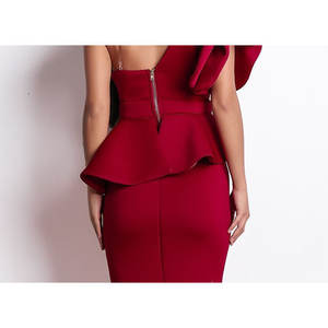 Robe asymétrique à une épaule Crimson Royale, silhouette crayon, écologique, en tissu satiné - Product Image 3