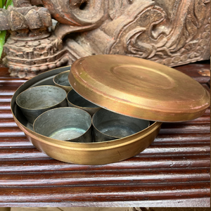 Masala dabba ทองเหลืองสลักมือพร้อมฝาปิดลายดอกไม้และชาม7ใบสำหรับเครื่องเทศ - Product Image 2