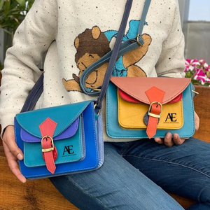 Piccola borsa a tracolla in pelle riciclata con borsa Color arcobaleno elegante e unica da donna con tracolla sostenibile - Product Image 1