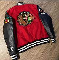 Veste universitaire grecque sur mesure en gros, veste de style baseball universitaire noire et blanche avec des patchs en chenille