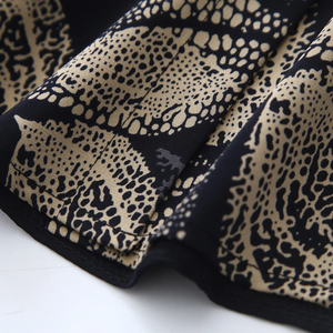 เสื้อเชิ้ตผู้หญิงไซส์ใหญ่ลายดอกไม้เขตร้อน พิมพ์ลายกราฟิกแบบกำหนดเอง คอวี ติดกระดุม ระบายอากาศได้ดี เหมาะสำหรับฤดูใบไม้ผลิ ฤดูร้อน และฤดูใบไม้ร่วง - Product Image 4