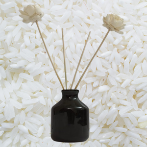 Ensemble diffuseur de roseaux pétales de lys naturels bouteille en verre bâtonnets de rotin 100 ml huile essentielle longue durée + parfums indiens prix d'usine - Product Image 1