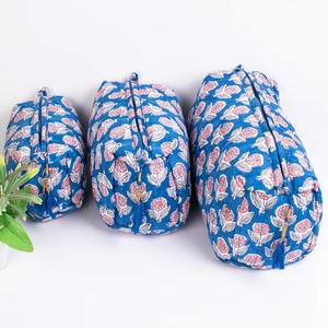 Coton imprimé bleu bloc vintage pour sac avec fermeture à glissière cosmétique durable et écologique résistant à l'eau pour sac Rajasthan - Product Image 4