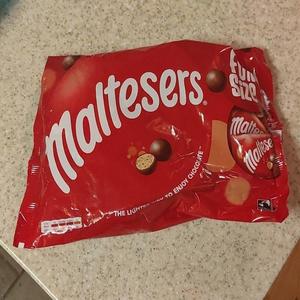 Maltesers au chocolat au lait 35g, 68g, sachet Maltesers 135g, biscuits Maltesers 110g en vente - Product Image 1