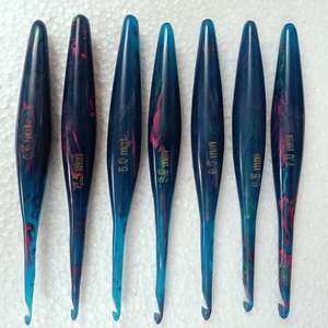 Crochets en résine par Crescent Crafts Durable Ergonomique et élégant - Product Image 1