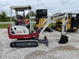 LIVRAISON GRATUITE TAKEUCHI TB216 MINI-EXCAVATRICE 24HP DIESEL ÉQUIPEMENT ROPS ÉTANCHE BOUCHEON DE BOUCHEURS APPROUVÉ EPA CE HYDRAULIQUE AUXILIAIRE 2 VITESSES PLC NEUF - Product Image 1