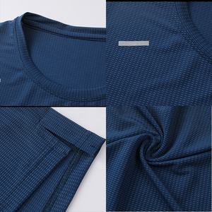 Camiseta atlética de gimnasio para hombre con logotipo personalizable, Manga corta ajustada de algodón 100% con tira reflectante para trotar - Product Image 6