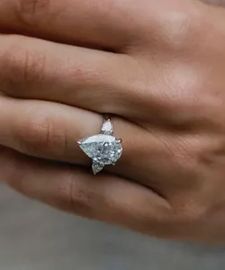 925 Plata 1.80CTW Corte de pera VVS1 Moissanite Anillo de tres piedras - Product Image 1