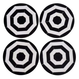 Dessous de verre élégants ronds noirs et blancs en résine incrustée en bois Tapis de table design pour le café, le thé et la maison - Product Image 1