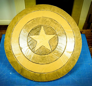 Escudo de Capitán América fuera de cartón, el mejor escudo de los amantes de los Vengadores para decoración del hogar/Escudo de decoración de pared, artículos dotados para amantes de la guerra - Product Image 1