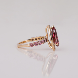 Anillo de compromiso de diamantes de corte de pera rosa de estilo clásico chapado en oro de 10KT creado con anillo de diamante lateral de corte redondo rosa y blanco - Product Image 6