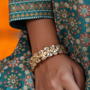 Bracelet indien traditionnel en or plaqué, Kundan, de haute qualité, design floral, bracelet indien pour femmes. - Product Image 1