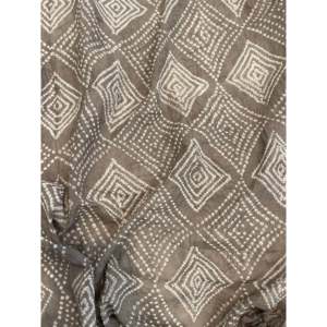 Écharpe carrée en coton ethnique Bandhani avec pompons, couleur gris terre, motif diamant - Product Image 1