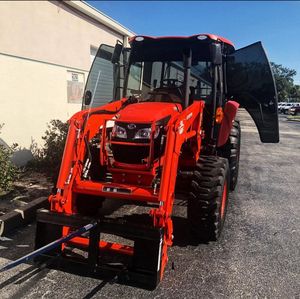 Tracteur agricole compact Kubota BX23S avec chargeur frontal. - Product Image 1