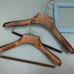 Cintre en bois de lotus à un seul niveau de style moderne de haute qualité avec barre à encoches, cintre pour costume, écologique, durable, multifonctionnel - Product Image 4