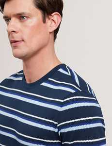 ชายหนุ่มที่มีสไตล์ในเสื้อยืดลายทางสีน้ำเงินและสีขาวตกแต่งอย่างสมบูรณ์แบบด้วยเสน่ห์สมัยใหม่สีอ่อนในมินิมอล - Product Image 4