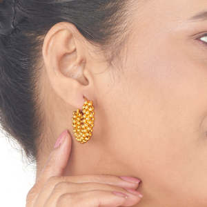 Boucles d'oreilles pendantes géométriques vintage dorées - Créoles Huggies en laiton avec pendentif - Product Image 3