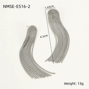 Boucles d'oreilles longues à pompon en acier inoxydable de style INS, design personnalisé, polyvalentes, inaltérables, pour femmes - Product Image 6