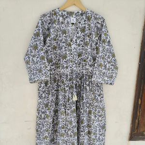 ชุดเดรสผ้าฝ้ายธรรมชาติอินเดียสำหรับผู้หญิง ลายพิมพ์ป่าไม้แบบแฮนด์บล็อก เหมาะสำหรับร้านบูติกและราคาขายส่งจำนวนมาก - Product Image 1