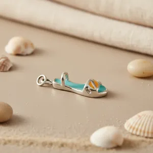 Bijoux d'été pour femmes, pendentif breloque sandale en émail argenté, chaîne maille forçat rhodiée, motif géométrique chiffres, diamant et perle - Product Image 2