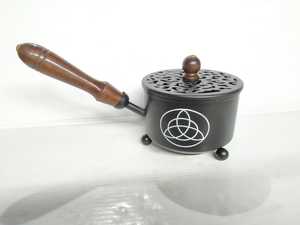 Quemador de resina de incienso de hierro con símbolo impreso recubierto de polvo artesanal y quemador de carbón con mango de madera Caldero de hierro - Product Image 4