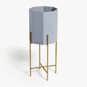 Maceta de metal hecha a mano de la mejor calidad, color gris con soporte chapado en oro para la decoración de la sala de estar del hogar - Product Image 5
