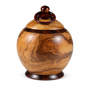 Urne funéraire en bois multi-tones avec des bandes de grain horizontales, finition brillante et silhouette commémorative traditionnelle - Product Image 4