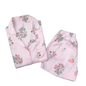 Ensemble de pyjamas pour hommes en satin de soie décontractés pour l'automne avec col rabattu, manches courtes, taille élastique, imprimé cœur, fabriqué au Vietnam - Product Image 1