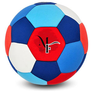 ¡Lleva la diversión del fútbol al interior con el balón de fútbol acolchado suave! Esta pelota suave acolchada de tamaño 4 es perfecta para un juego seguro en interiores. - Product Image 1