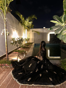 ชุดอนาร์กาลีสีดำล้วนพร้อมผ้าคลุมไหล่ ประดับด้วยงานปักมือ เสื้อผ้าอินเดียและปากีสถาน - Product Image 4