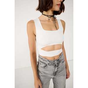 Blusa Casual de Malla Elástica con Detalle en la Ventana, Manga Caída y Logotipo Frontal - Product Image 4