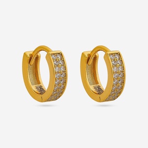 Pendientes Huggie de Oro de 14K y Plata 925 con Diamantes y Patrón Geométrico de Pluma, Joyería de Moda Chapada en Oro para Compromiso - Product Image 1