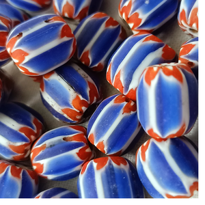 Mini cuentas de cristal Chevron hechas a medida, aspecto antiguo, tiras azules, blancas y rojas, tamaños pequeños disponibles para proyectos de cristal de Murano - Product Image 1