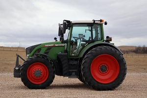 รถแทรกเตอร์มือสอง ปี 2022 รุ่น F 724 V ario P rofi Plus MFWD กำลัง 200 แรงม้า ระบบเกษตรแม่นยำ เกียร์ดีเซล พร้อมจอแสดงผลดิจิตอล - Product Image 2