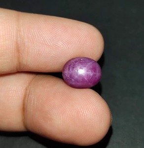 พลอยทับทิมสีม่วงธรรมชาติทรงหลวม 6 แฉก รูปดาว แบบคาโบชอง รับรองโดยบุคคลที่สาม เมห์ราจูดิน เจมส์ ผลิตในอินเดีย เครื่องประดับชั้นดี - Product Image 4