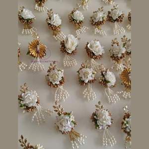 Belles broches de motifs de fleurs Broche de motif de travail Moti pour le travail des saisons de mariage et de festival et les broches Bharat Swagat - Product Image 1