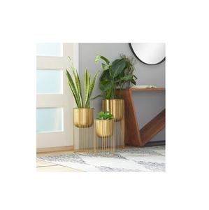 Grand pot de jardin décoratif en métal doré avec des détails riches pour rehausser l'aspect du paysage du jardin - Product Image 1